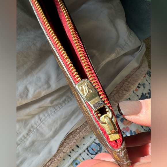 Louis Vuitton pouchett/ wristlet - Picture 9 of 9